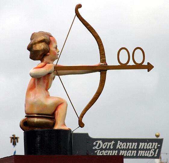 Der Täter entleerte seine Blase vor der Polizeiwache. (Motivbild)