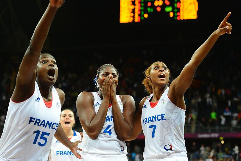 Was war denn da los? Die französischen Basketballspielerinnen Jennifer Digbeu (L)und Sandrine Gruda haben ihre Teamkollegin Isabelle Yacoubou nach dem Viertelfinalsieg gegen Tschechien in die Mitte genommen...