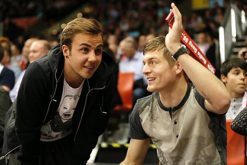 Toni Kroos saß mit seiner Freundin ein Stückchen weiter. Mario Götze stattete ihm einen Besuch ab.