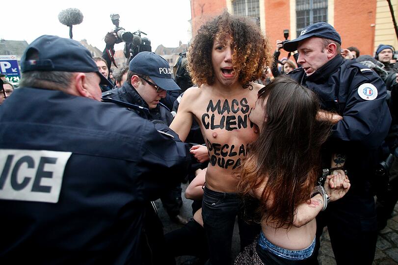Vor dem Strauss-Kahm-Prozess: Femen-Frauen demontrieren mit blankem Busen.
