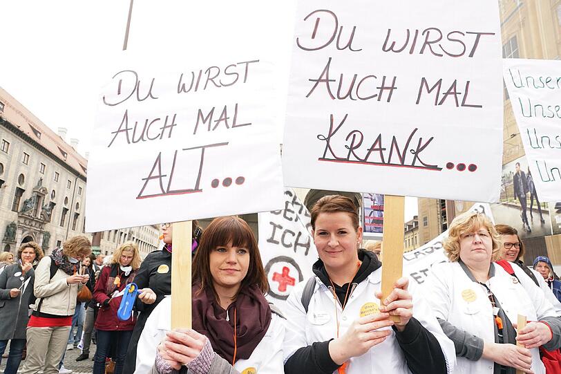 Demo der Pflegekräfte in der Innenstadt: Sie fordern: angemessene Rahmenbedingungen für eine menschenwürdige Pflege und die Einrichtung der seit 2011 versprochenen Pflegekammer.