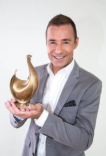 Kai Pflaume, Fernseh-Moderator: "Wir verbringen Weihnachten, wie immer, in den österreichischen Bergen. An Heiligabend besuchen wir am Nachmittag die Kirche und danach gibt&rsquo;s Bescherung.
Das heilige Abendmahl ist klassischerweise ein Fleischfondue. Zum Dessert gibt&rsquo;s &sbquo;Ewige Liebe&rsquo;, eine Süßspeise, die schon seit Generationen in allen Pflaum&rsquo;schen Haushalten gereicht wird."