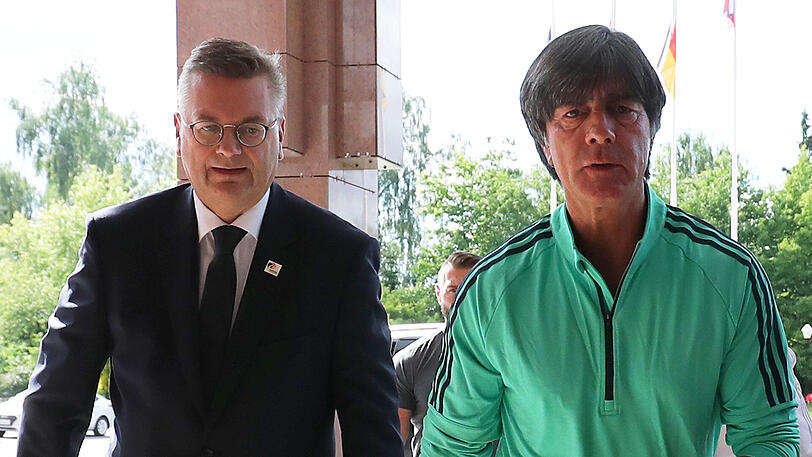 DFB-Präsident Grindel und Bundestrainer Löw (r.).