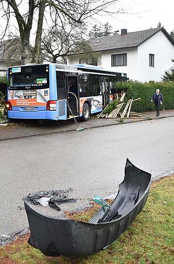 Die Bilder vom Verkehrsunfall in Waldtrudering: Ein Transporter kolldierte mit einem Linienbus, der nach dem Zusammenstoß in einem Vorgarten zum Stehen kam.