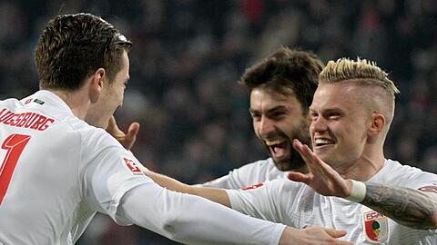 Augsburgs Michael Gregoritsch (l-r), Jan Moravek und Philipp Max jubeln über das 1:0 im Spiel gegen FC Bayern München. Foto: Stefan Puchner
