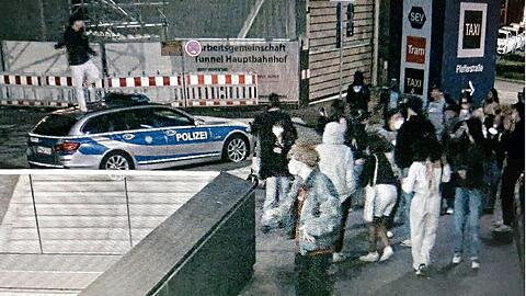 Der Jugendliche wird bei seinem Tanz auf dem Streifenwagen von einer Überwachungskamera gefilmt.