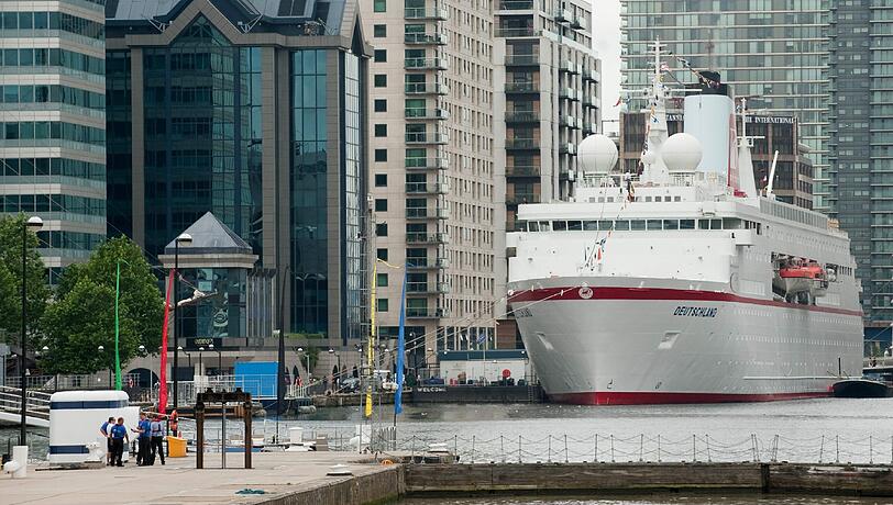 In Hamburg wird die MS &bdquo;Deutschland&ldquo; am Cruise Terminal in der Hafencity festmachen. Rund 80 kleinere Boote sollen das Schiff auf den letzten Metern auf der Elbe zu seinem Liegeplatz begleiten. An Land wird eine Willkommens-Party ausgerichtet, auf einer Autogrammmeile können sich Fans Unterschriften abholen.