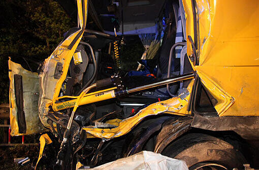 Schwerer Verkehrsunfall bei einem Überholmanöver auf der B12: die Bilder.