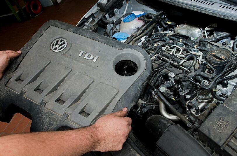 Einer der vom Abgasskandal betroffenen 2.0 l TDI Dieselmotoren vom Typ EA189. Bislang wurde nur ein Bruchteil der manipulierten Autos umgerüstet. Foto: Julian Stratenschulte