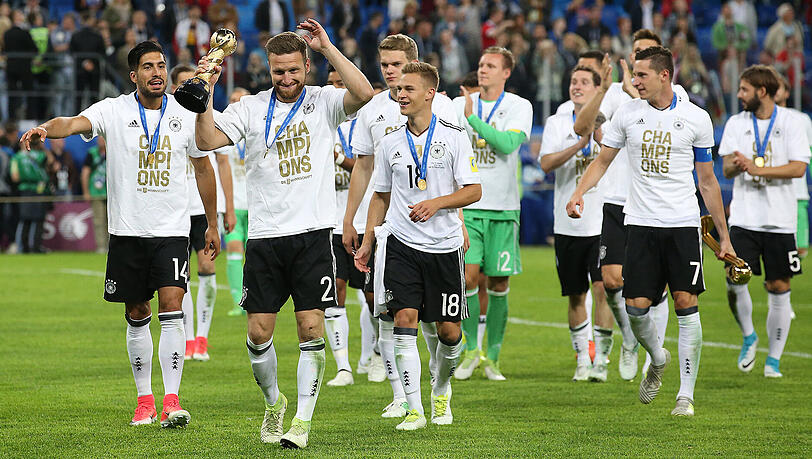 Shkodran Mustafi - mit dem Pokal - und seine DFB-Teamkollegen nach der Siegerehrung beim Confed Cup. Shkodran Mustafi - mit dem Pokal - und seine DFB-Teamkollegen nach der Siegerehrung beim Confed Cup.