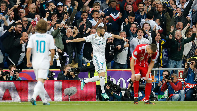 Die Bayern unter Schock: Karim Benzema jubelt über das geschenkte 2:1.