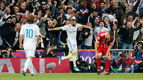 Die Bayern unter Schock: Karim Benzema jubelt über das geschenkte 2:1.