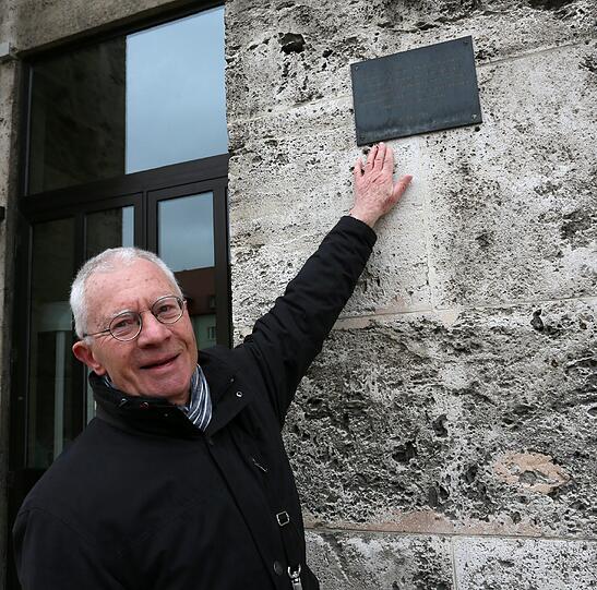 Überbleibsel: Horst Walter vom Bezirksausschuss vor dem Schild...