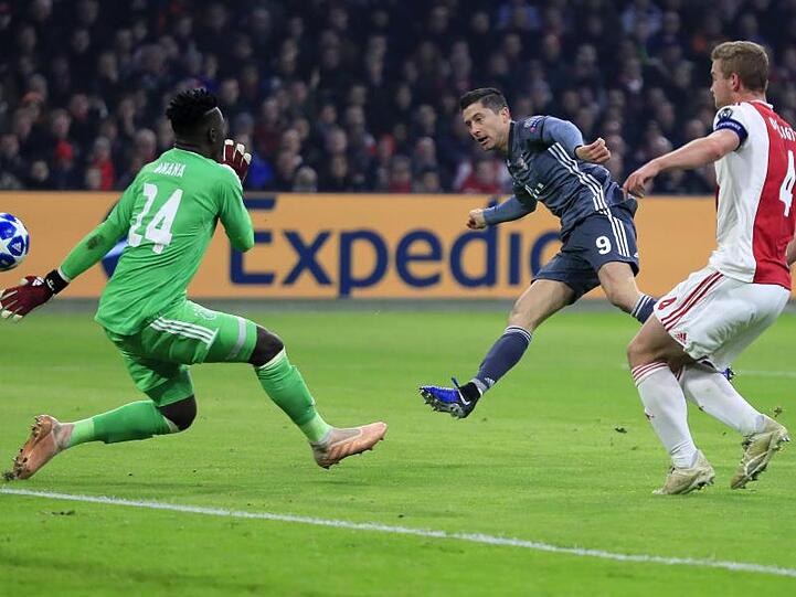 Bayern-Torjäger Robert Lewandowski (M) trifft zum 1:0 in Amsterdam.