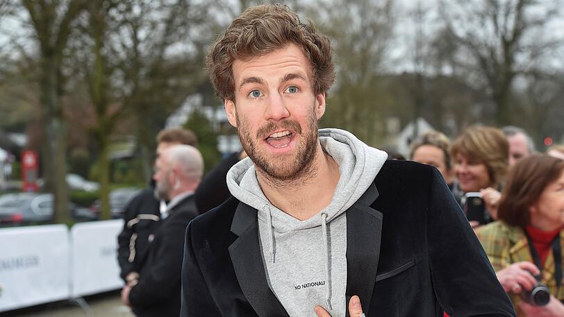 Luke Mockridge hat sich vorerst von der TV-Bühne verabschiedet. Der Comedian wurde von einer Ex-Freundin der versuchten Vergewaltigung bezichtigt. Er selbst widerspricht diesen Anschuldigungen. Momentan hat er sich aus der Öffentlichkeit zurückgezogen.