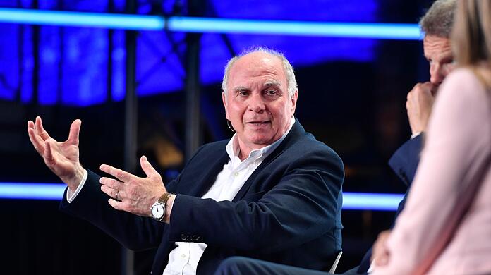 Der FC-Bayern-Ehrenpräsident Uli Hoeneß spricht bei einem Kongress.
