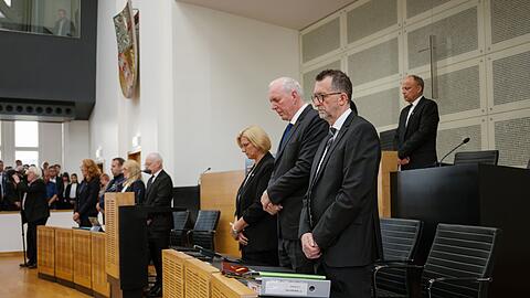 Gedenken im Landtag in Saarbrücken. Die saarländische Landesregierung hatte zu einer Schweigeminute für den in Völklingen im Dienst getöteten Polizisten aufgerufen.