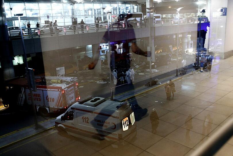 Bei dem Terroranschlag am Flughafen Atatürk in Istanbul haben sich zwei der Angreifer vor dem Ankunftsbereich des Internationalen Terminals in die Luft gesprengt, ein weiterer auf dem angrenzenden Parkplatz.