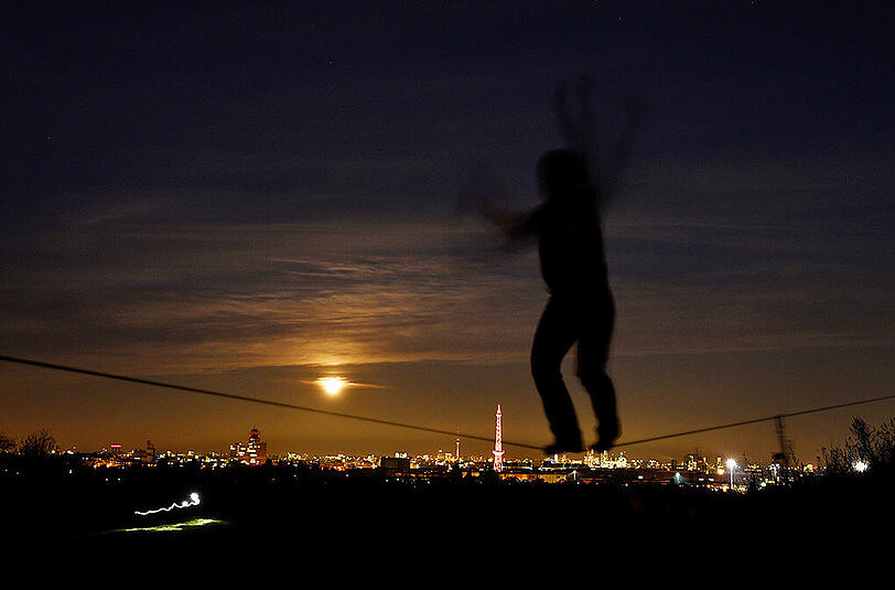 Die Hauptstädter hatten vor allem zu Beginn besonders gute Sicht auf den Supermond. Die Bilder aus Berlin.