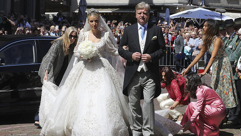 Ekaterina von Hannover kommt vor ihrer kirchlichen Trauung vor der Marktkirche an.