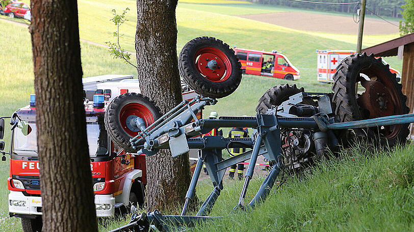 Der Mann wurde unter seinem eigenen Oldtimer-Traktor begraben. Die Bilder von der Unfallstelle.