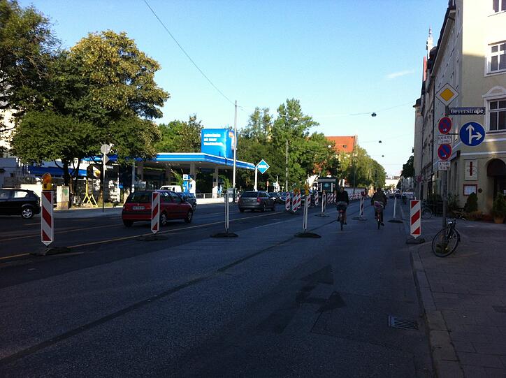 ... vorbei an der Aral-Tankstelle...