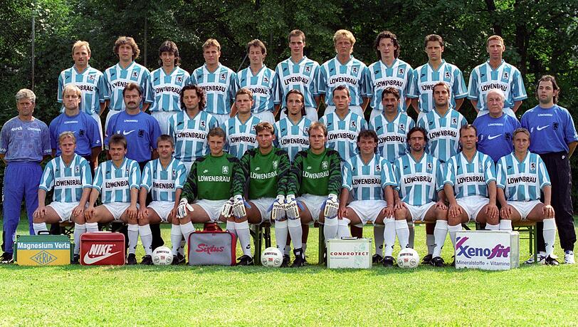 Juli 1995: Mannschaftsbild des TSV 1860 München mit Thomas Miller (hinten ganz links) und Peter Nowak (vordere Reihe, Vieter von rechts). Juli 1995: Mannschaftsbild des TSV 1860 München mit Thomas Miller (hinten ganz links) und Peter Nowak (vordere Reihe, Vieter von rechts).