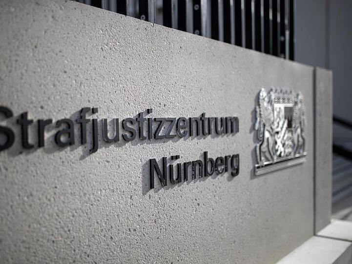Der Eingangsbereich zum Strafjustizzentrum Nürnberg. Foto: Daniel Karmann/dpa/Archivbild