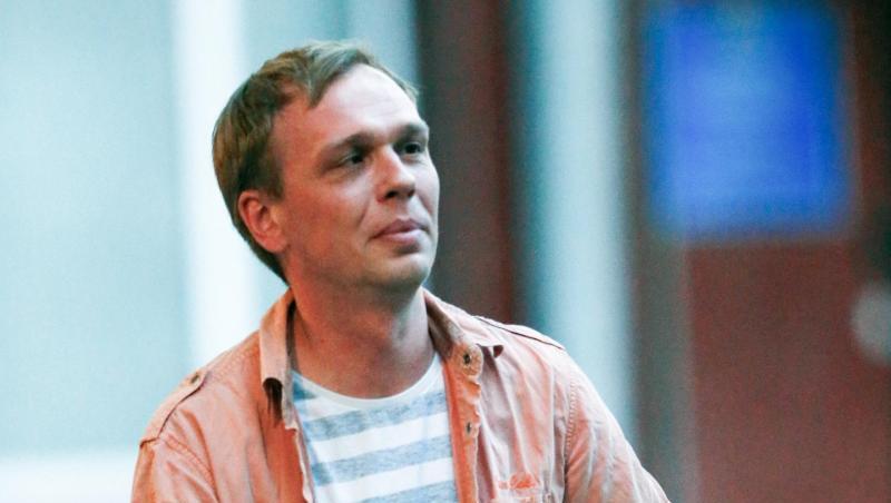 Investigativ-Journalist Iwan Golunow verlässt nach seiner Freilassung ein Gebäude des Untersuchungsausschusses in Moskau. Investigativ-Journalist Iwan Golunow verlässt nach seiner Freilassung ein Gebäude des Untersuchungsausschusses in Moskau.