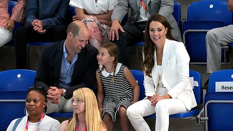 Prinz William (l-r), Prinzessin Charlotte und Herzogin Kate verfolgen die  Commonwealth Games.