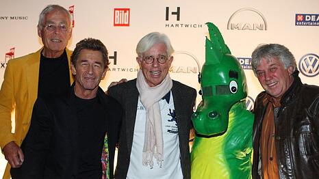 Helme Heine, Peter Maffay, Gregor Rottschalk, Tabaluga und Rolf Zuckowski (v.l.) 2012 in Hamburg.
