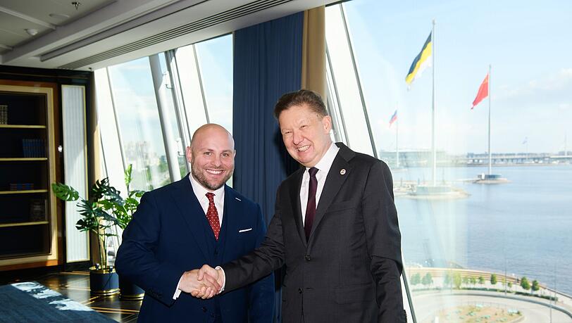 AfD-Politiker Markus Frohnmaier: Handshake mit Putins Vertrautem und Gazprom-Chef Alexej Miller beim Wirtschaftsforum in St. Petersburg. AfD-Politiker Markus Frohnmaier: Handshake mit Putins Vertrautem und Gazprom-Chef Alexej Miller beim Wirtschaftsforum in St. Petersburg.