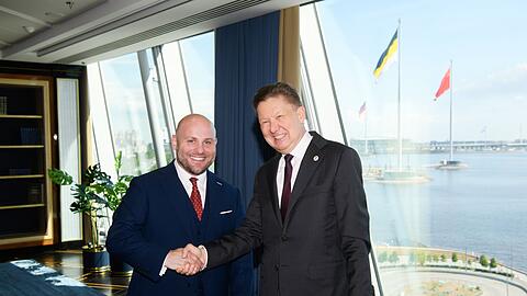 AfD-Politiker Markus Frohnmaier: Handshake mit Putins Vertrautem und Gazprom-Chef Alexej Miller beim Wirtschaftsforum in St. Petersburg.