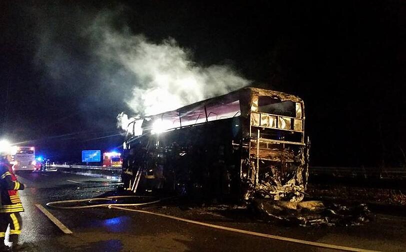 Gerade nochmal Glück gehabt: Die 53 Bayernfans konnten sich noch in Sicherheit bringen, ehe der Reisebus völlig ausbrannte. Bilder vom Feuerwehreinsatz auf der A54 sehen Sie hier.