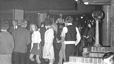 Thains und seine Band auf der Bühne des PN-Clubs.