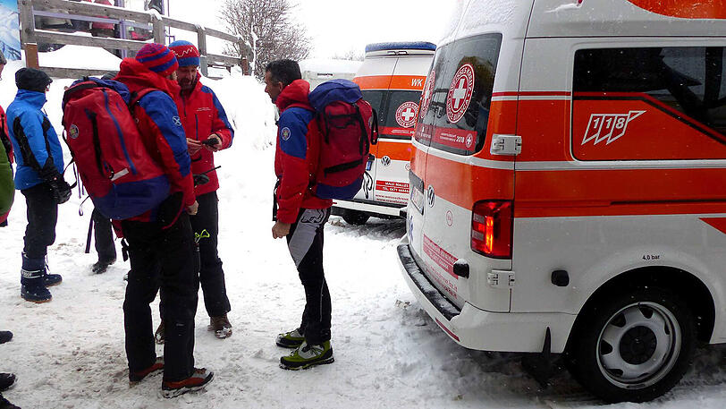 Rettungskräfte beraten sich nach dem Unglück in St. Valentin in Südtirol.