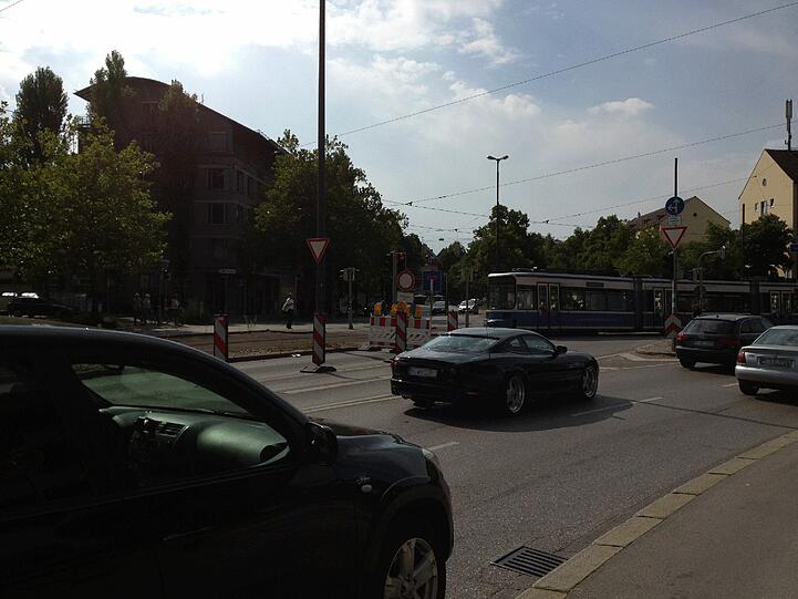 Im Berufsverkehr kommt es hier immer wieder zu unnötigen Staus, weil die Spur dicht ist.