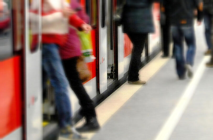 Ein Zweijähriger rutschte am Westkreuz in den Spalt zwischen S-Bahn-Türe und Bahnsteig. Die S-Bahn drohte loszufahren.