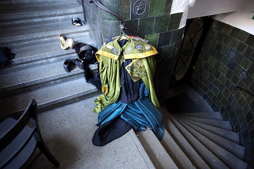 Wenn&rsquo;s schnell gehen muss, wird sich schon mal hinter der Bühne im alten Jugendstil-Treppenhaus umgezogen.