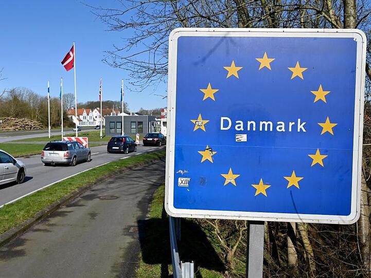 Autos fahren über den deutsch-dänischen Grenzübergang. Dänemark öffnet seine Grenzen wieder für deutsche Touristen.