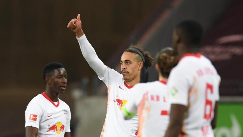Leipzigs Yussuf Poulsen (2.v.l.) jubelt nach seinem Tor zum 1:1 mit Amadou Haidara (l-r), Marcel Sabitzer und Ibrahima Konate.