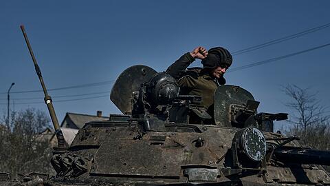 Ein ukrainischer Soldat gestikuliert auf einem gepanzerten Mannschaftstransportwagen an der Frontlinie in Bachmut.