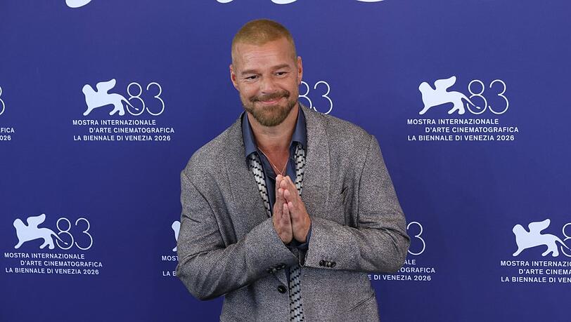 Ricky Martin schritt mit gro&szlig;er Freude und Dankbarkeit &uuml;ber den roten Teppich in Venedig, um sein neues Filmprojekt vorzustellen.