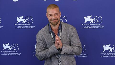 Ricky Martin schritt mit gro&szlig;er Freude und Dankbarkeit &uuml;ber den roten Teppich in Venedig, um sein neues Filmprojekt vorzustellen.