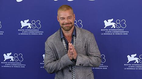 Ricky Martin schritt mit gro&szlig;er Freude und Dankbarkeit &uuml;ber den roten Teppich in Venedig, um sein neues Filmprojekt vorzustellen.