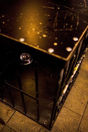 Ungewöhnlich: Im Käfig sitzen statt an der Bar.