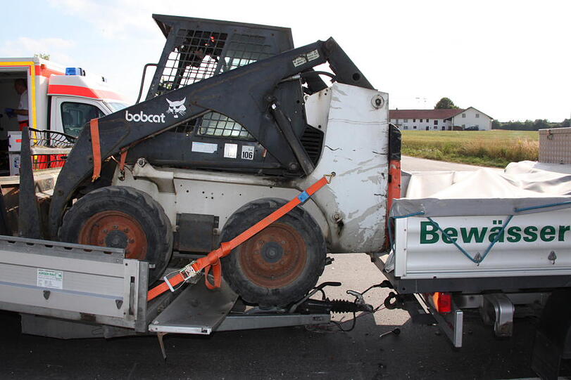 Schwerer Unfall bei Mühldorf. Ein 40-Tonner rammt einen Kleinlaster &ndash; die Bilder von der Unfallstelle
