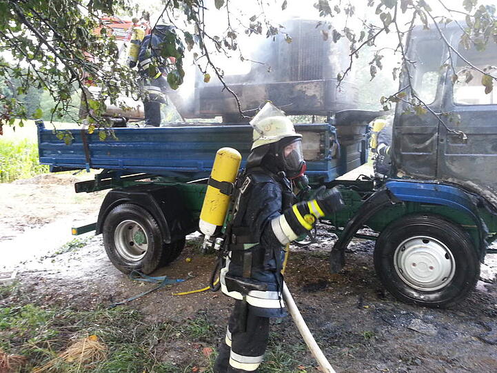 Zunächst fing der Minibagger auf der Ladefläche eines Lkws Feuer. Dann griff der Brand auch auf den Lkw über.
