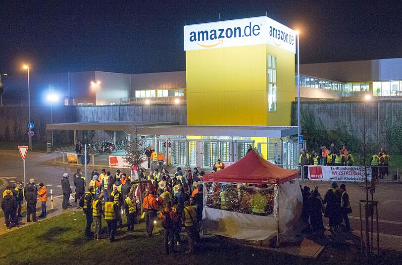 Zur Frühschicht wird die Arbeit bei Amazon in Rheinberg (Nordrhein-Westfalen) niedergelegt. Mitarbeiter von Amazon sind an fünf Standorten des Versandhändlers die Arbeit in den Streik getreten.