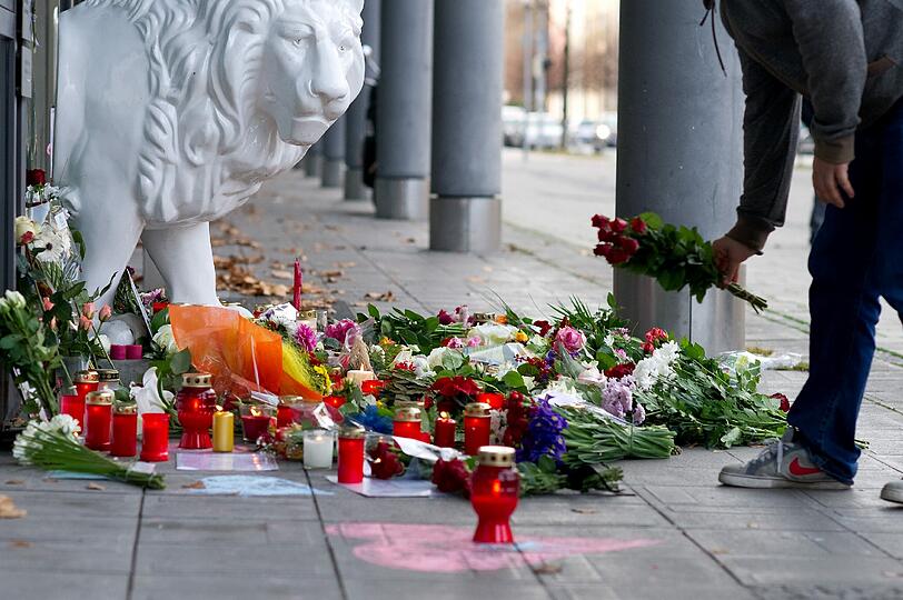 Trauer in und um Paris. Die Bilder nach der Serie von der Terroranschlägen.